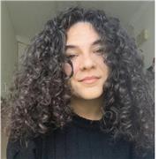 Laureata magistrale in biologia impartisce lezioni di biologia, chimica, biochimica a studenti degli istituti di scuola superiore e università